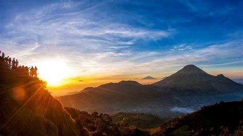 Golden Sunrise Terbaik Se-Asia Tenggara Ada Di Wonosobo, Berada Di Desa Tertinggi Pulau Jawa ...