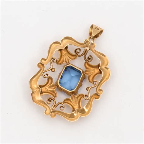 A pendant set with synthetic, blue spinel. - Bukowskis