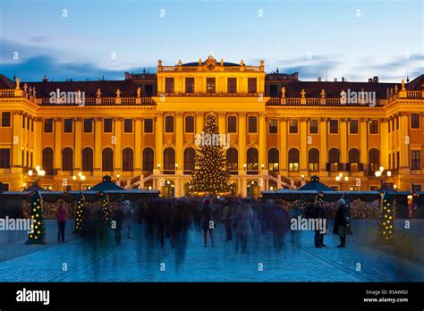 Schonbrunn Palace & Christmas Market illuminated at dusk, Schonbrunn ...