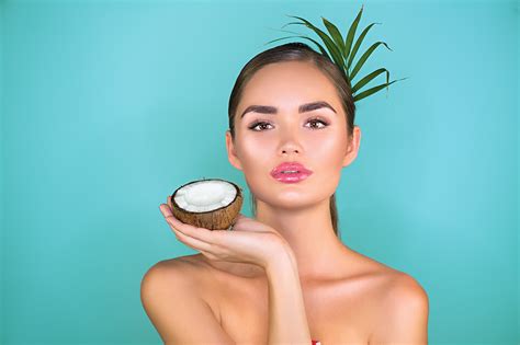 7 Ways to Use Coconut Oil For Skin Lightening | BeautyWayMag