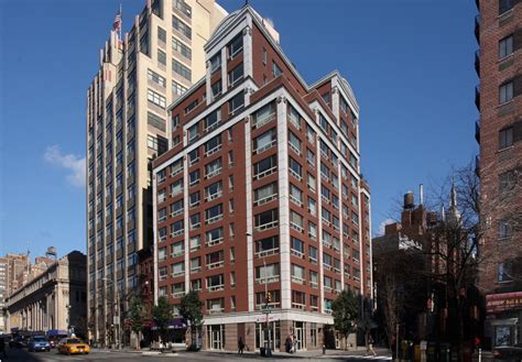 Chelsea Place | No Fee Luxury Apartments | Manhattan Skyline