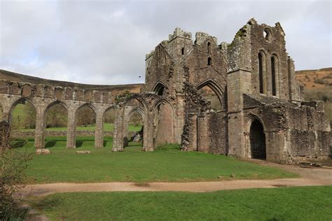 Ruins of Llanthony Priory © Andrew Abbott :: Geograph Britain and Ireland