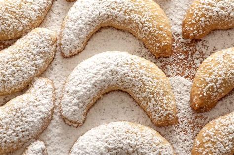 Vanillekipferl (Austrian Vanilla Crescent Cookies) - The Daring Gourmet