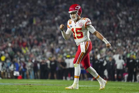 Look: Football World Reacts To The Patrick Mahomes Announcement - The Spun