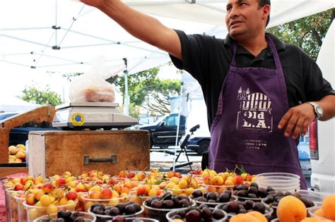 Farmers market creates healthy new connections in local community - USC News