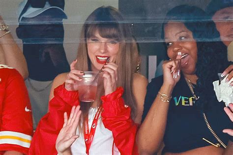 Taylor Swift Ate Chicken Tenders with 'Seemingly Ranch' at Travis Kelce's Game