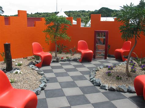 File:Modern garden at Ellerslie Flower Show.jpg