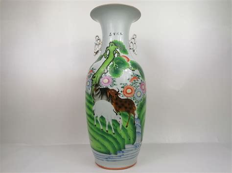 Large antique Chinese vase decorated with goats // Republic period (19 ...
