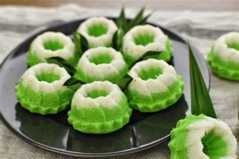 Malaysian Steamed Pandan Coconut Cake (Kuih Puteri Ayu) - Delishably