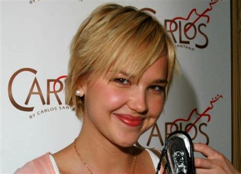 Arielle Kebbel with short hair | Short haircut with smooth, straight lines