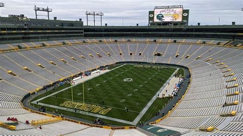 What is the capacity of Lambeau Field Stadium?