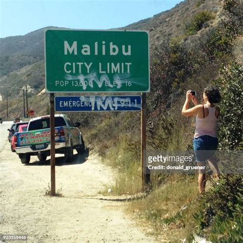 City Limits Sign Photos and Premium High Res Pictures - Getty Images