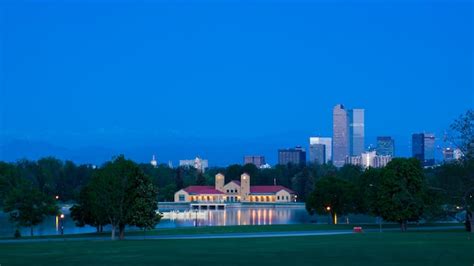 Premium Photo | Denver skyline at sunrise.