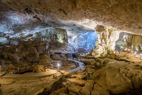 Hang Sửng Sốt (Sung Sot Cave) in Ha Long Bay