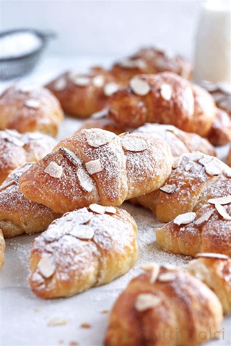 Almond Croissants | Recettes de cuisine, Recette, Cuisine