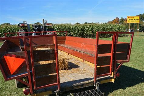 Hayride Wagon editorial photography. Image of maze, farmers - 34783182