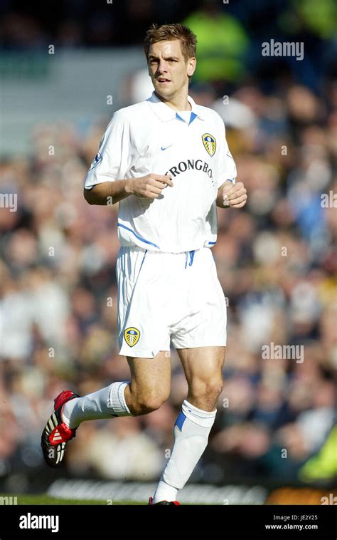 JONATHAN WOODGATE LEEDS UNITED FC ELLAND ROAD LEEDS 19 October 2002 Stock Photo - Alamy