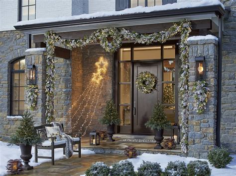 20+ Outdoor Christmas Decorating Ideas Front Porch - DECOOMO