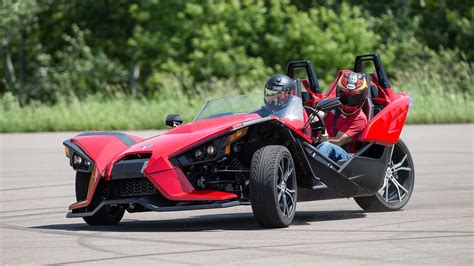 Polaris Slingshot 2015 : Three-Wheel Oddball Wonder