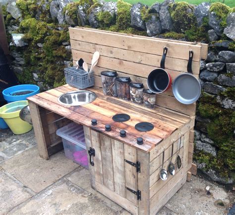 Diy mud / outdoor kitchen made from recycled pallets. | Diy furniture making, Pallet furniture ...