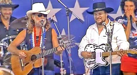 Willie Nelson & Waylon Jennings Delight With Fun-Filled Performance Of ...