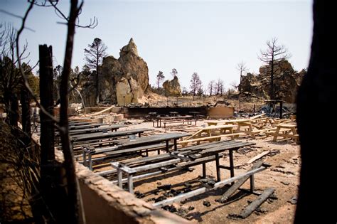 Wranglers of Flying W Ranch Lose Livelihood in Wildfire - The New York Times