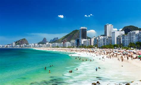 Copacabana Strand in Rio De Janeiro Stockbild - Bild von laib, felsen ...