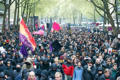 Police injured in protests against right-wing AfD party congress