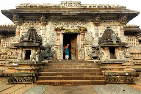 12 Top Tourist Places in Karnataka: Temples to Beaches