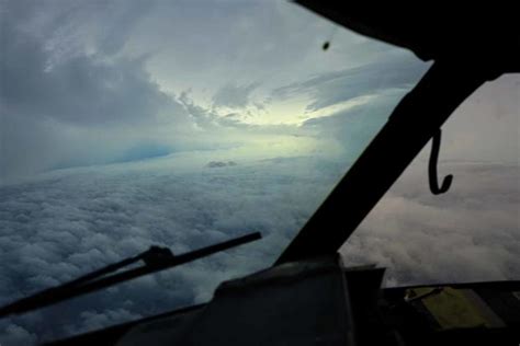 Here's What Happens When Hurricane Hunters Plunge into the Eyewall of a Storm Like Ian ...