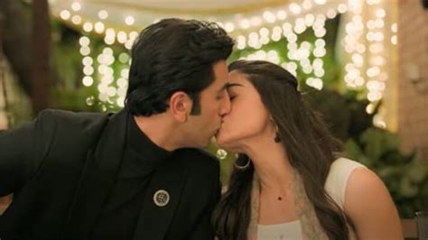 Animal song Hua Main: 'Besharam ladki' Rashmika kisses Ranbir in front ...