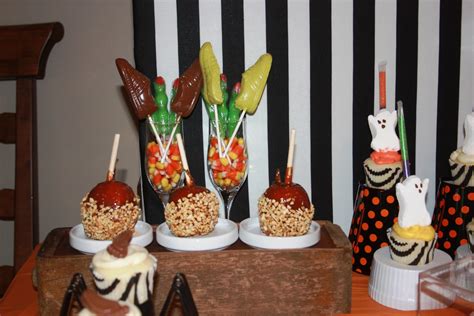 Gets Bored Easily: Halloween Party - Dessert table