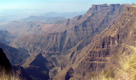 File:Amphitheatre Drakensberg View.jpg - Wikimedia Commons