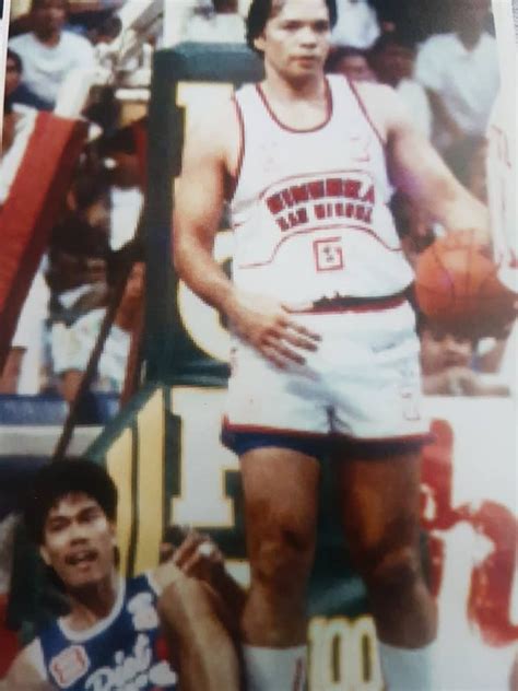 Ginebra's Robert Jaworski with a ball against Al Solis of Diet Sarsi ...