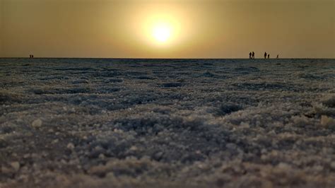 Sunset at the White Desert of Kutch, India [4160 X 2340] [OC] : EarthPorn