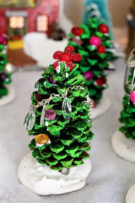 How to Make a Mini Christmas tree from pine cones! – Craft projects for ...