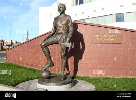 Jimmy armfield statue hi-res stock photography and images - Alamy