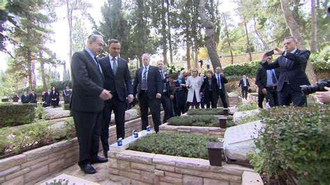 PM Netanyahu Accompanies Polish President Duda in Laying a Wreath on Grave of Yoni Netanyahu ...