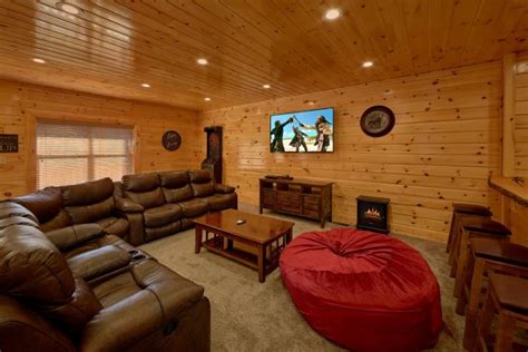 Game Room Cabin Rentals in Gatlinburg With Arcade Games