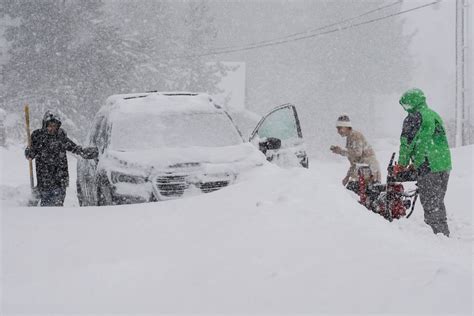 California blizzard: Powerful California blizzard shuts down roads and ski resorts as heavy snow ...