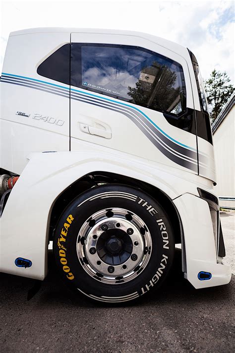 Volvo Sets World Speed Record With "Iron Knight" Truck, It Topped Out At 171 MPH - autoevolution