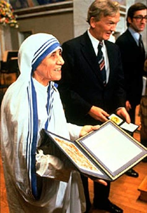 Madre Teresa recibiendo el Nobel de la Paz Fundadora de las Misioneras ...