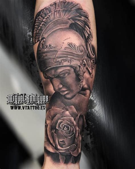 Tatuaje de Aquiles en negro y gris situado en el