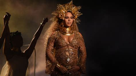 Beyoncé Grammys 2017 Performance | Glamour