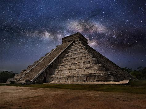 Chichen Itza at night. : r/pics