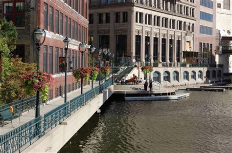 Milwaukee RiverWalk | wisconsinharbortowns.net