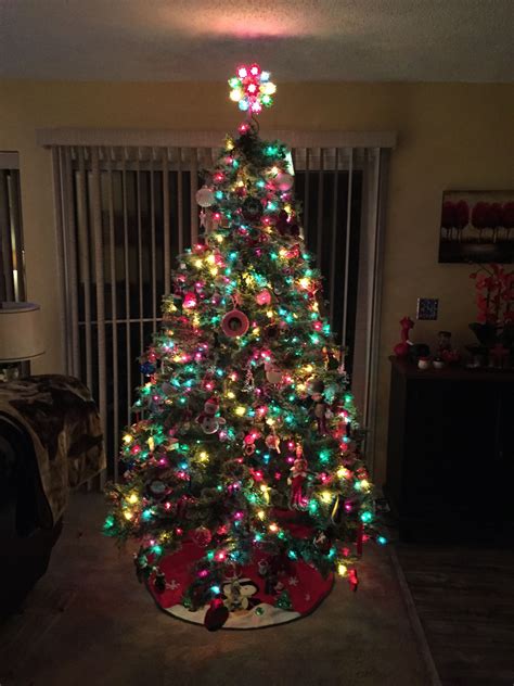 10+ Colored Lights Christmas Tree Ideas – DECOOMO