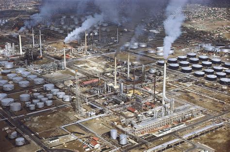 Shell Oil Refinery - Stock Image - C004/9068 - Science Photo Library