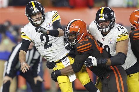 Browns' Myles Garrett hits Steelers QB in head with helmet swing, likely facing ban - UPI.com