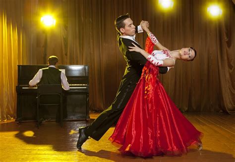 What Is The Waltz & How Did This Beautiful Dance Develop? - Dancers' Notes